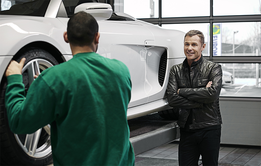 Tom Kristensen ved, hvor vigtigt det er at køre på dæk beregnet til årstiden, da et godt vejgreb er afgørende for sikkerheden.